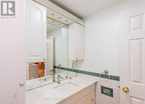 19 Westwood (Upper) Lane, Richmond Hill, ON - Indoor Photo Showing Bathroom