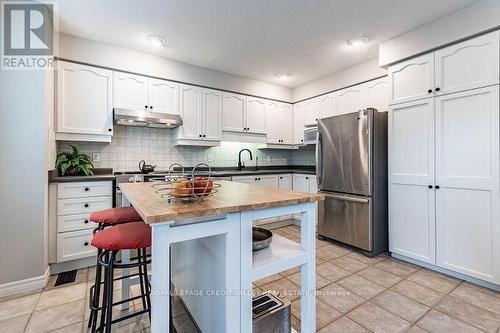 554 Dansbury Drive, Waterloo, ON - Indoor Photo Showing Kitchen With Stainless Steel Kitchen