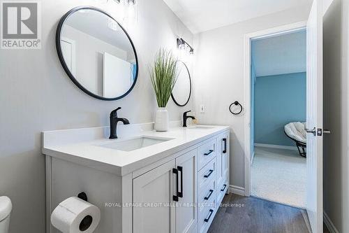 554 Dansbury Drive, Waterloo, ON - Indoor Photo Showing Bathroom