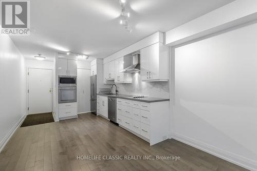 1011 - 44 St. Joseph Street, Toronto, ON - Indoor Photo Showing Kitchen