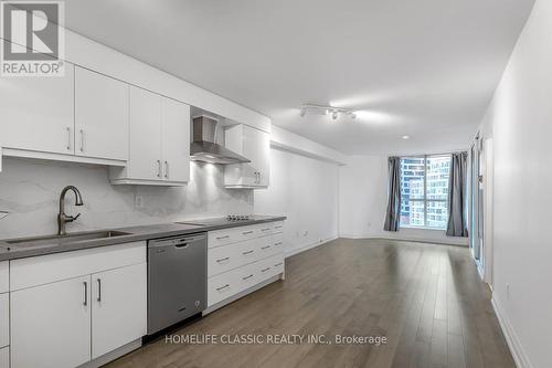 1011 - 44 St. Joseph Street, Toronto, ON - Indoor Photo Showing Kitchen