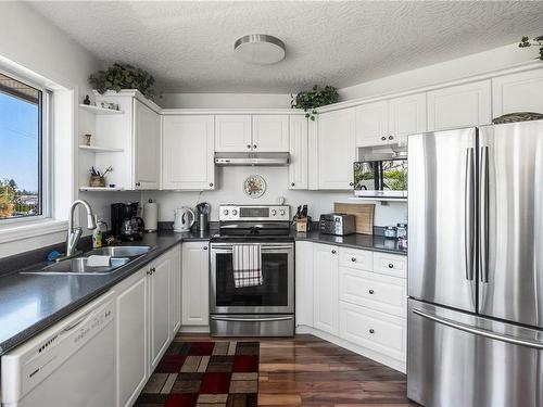 307-7865 Patterson Rd, Central Saanich, BC - Indoor Photo Showing Kitchen With Double Sink