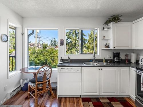 307-7865 Patterson Rd, Central Saanich, BC - Indoor Photo Showing Kitchen With Double Sink