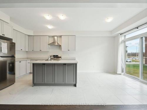 28 Tamworth Terr, Barrie, ON - Indoor Photo Showing Kitchen With Double Sink