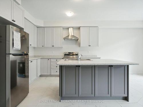 28 Tamworth Terr, Barrie, ON - Indoor Photo Showing Kitchen With Double Sink