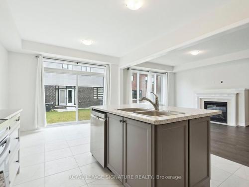 28 Tamworth Terr, Barrie, ON - Indoor Photo Showing Kitchen With Double Sink With Upgraded Kitchen