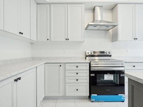 28 Tamworth Terr, Barrie, ON - Indoor Photo Showing Kitchen