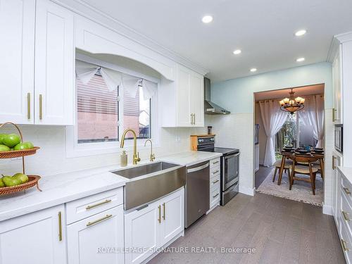 4 Greenleaf Cres, Brampton, ON - Indoor Photo Showing Kitchen