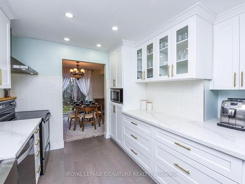 4 Greenleaf Cres, Brampton, ON - Indoor Photo Showing Kitchen