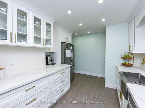 4 Greenleaf Cres, Brampton, ON - Indoor Photo Showing Kitchen