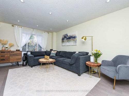 4 Greenleaf Cres, Brampton, ON - Indoor Photo Showing Living Room