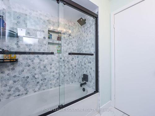 4 Greenleaf Cres, Brampton, ON - Indoor Photo Showing Bathroom