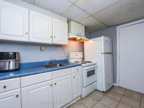 4 Greenleaf Cres, Brampton, ON - Indoor Photo Showing Kitchen