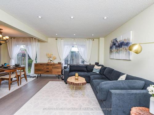 4 Greenleaf Cres, Brampton, ON - Indoor Photo Showing Living Room