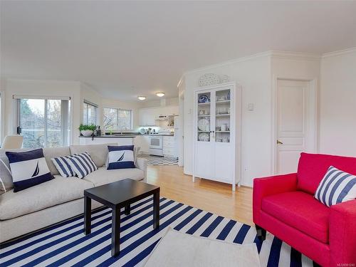 209-405 Quebec St, Victoria, BC - Indoor Photo Showing Living Room