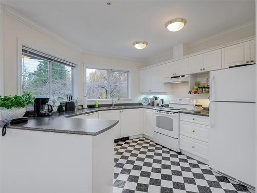 209-405 Quebec St, Victoria, BC - Indoor Photo Showing Kitchen