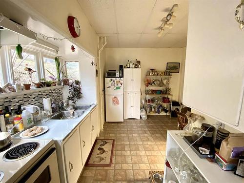 395 Hebert Street, Thunder Bay, ON - Indoor Photo Showing Kitchen With Double Sink