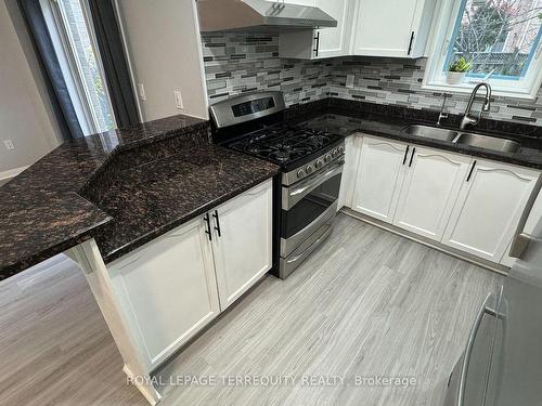 3930 Coachman Circ, Mississauga, ON - Indoor Photo Showing Kitchen With Double Sink