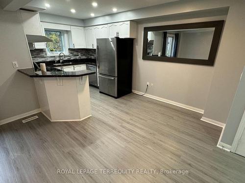 3930 Coachman Circ, Mississauga, ON - Indoor Photo Showing Kitchen