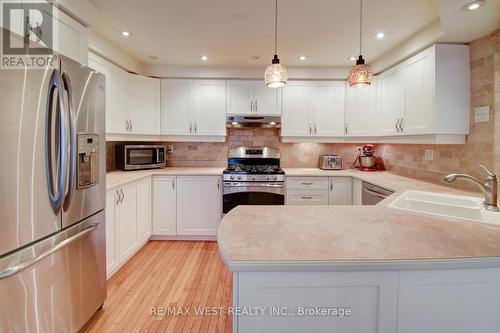 6 - 2145 Country Club Drive E, Burlington, ON - Indoor Photo Showing Kitchen