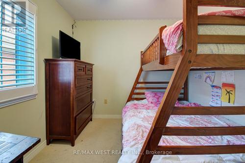 6 - 2145 Country Club Drive E, Burlington, ON - Indoor Photo Showing Bedroom