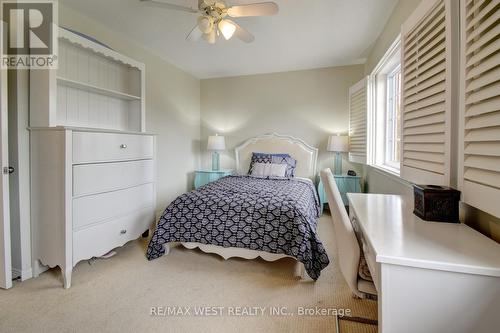 6 - 2145 Country Club Drive E, Burlington, ON - Indoor Photo Showing Bedroom