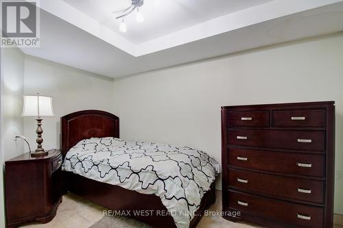 6 - 2145 Country Club Drive E, Burlington, ON - Indoor Photo Showing Bedroom