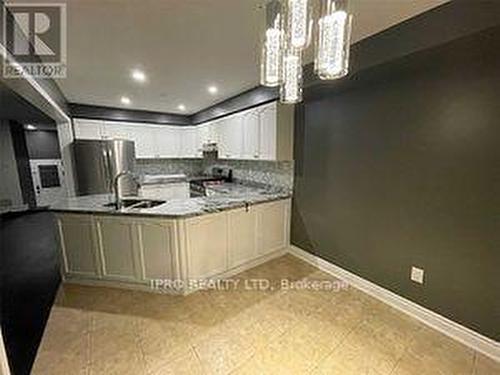 3155 Cabano Crescent, Mississauga, ON - Indoor Photo Showing Kitchen