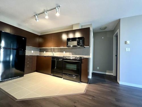 1107 13618 Avenue, Surrey, BC - Indoor Photo Showing Kitchen