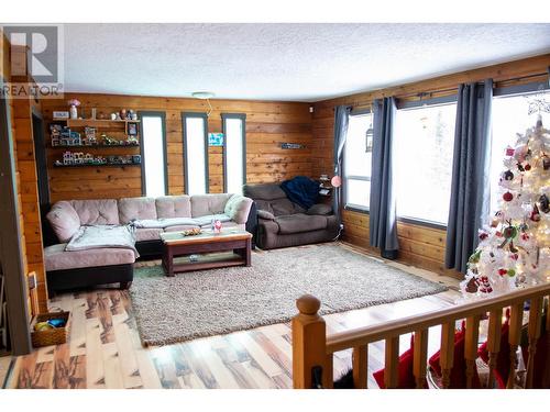 1344 Lakeview Drive, Quesnel, BC - Indoor Photo Showing Living Room