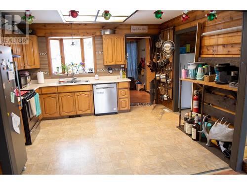 1344 Lakeview Drive, Quesnel, BC - Indoor Photo Showing Kitchen With Double Sink