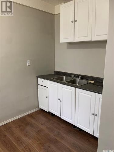 301 Cheadle Street E, Swift Current, SK - Indoor Photo Showing Kitchen With Double Sink