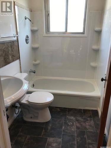 301 Cheadle Street E, Swift Current, SK - Indoor Photo Showing Bathroom