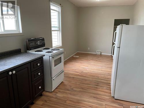 301 Cheadle Street E, Swift Current, SK - Indoor Photo Showing Kitchen