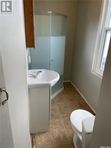 301 Cheadle Street E, Swift Current, SK - Indoor Photo Showing Bathroom