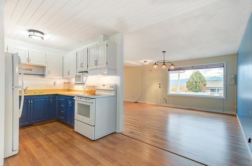 6040 Ellison Avenue, Peachland, BC - Indoor Photo Showing Kitchen