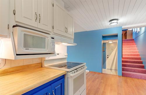 6040 Ellison Avenue, Peachland, BC - Indoor Photo Showing Kitchen