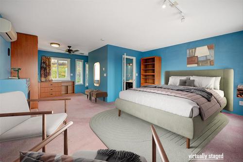 6040 Ellison Avenue, Peachland, BC - Indoor Photo Showing Bedroom