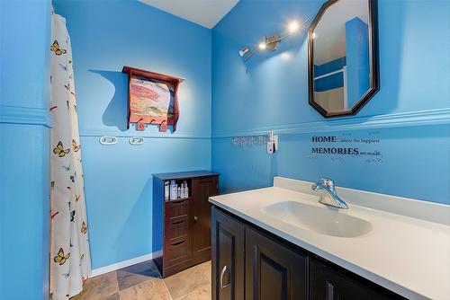 6040 Ellison Avenue, Peachland, BC - Indoor Photo Showing Bathroom