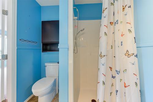 6040 Ellison Avenue, Peachland, BC - Indoor Photo Showing Bathroom