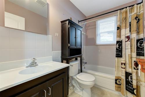 6040 Ellison Avenue, Peachland, BC - Indoor Photo Showing Bathroom