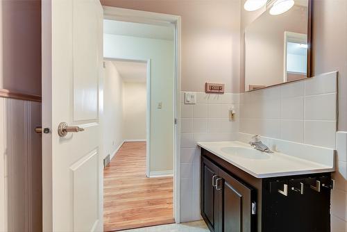 6040 Ellison Avenue, Peachland, BC - Indoor Photo Showing Bathroom