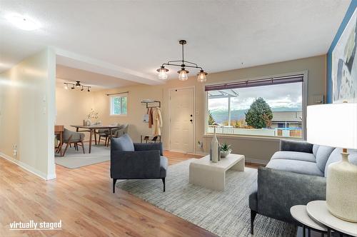 6040 Ellison Avenue, Peachland, BC - Indoor Photo Showing Living Room