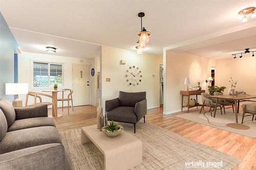 6040 Ellison Avenue, Peachland, BC - Indoor Photo Showing Living Room