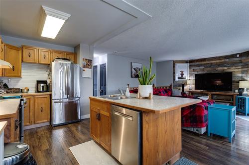 5419 27 Avenue, Vernon, BC - Indoor Photo Showing Kitchen With Double Sink