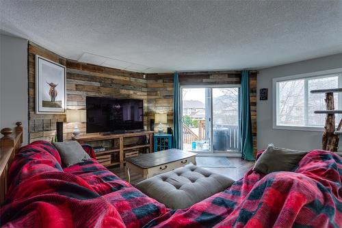 5419 27 Avenue, Vernon, BC - Indoor Photo Showing Living Room