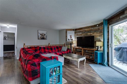 5419 27 Avenue, Vernon, BC - Indoor Photo Showing Living Room