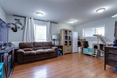 5419 27 Avenue, Vernon, BC - Indoor Photo Showing Living Room