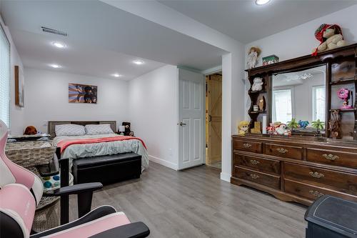 5419 27 Avenue, Vernon, BC - Indoor Photo Showing Bedroom