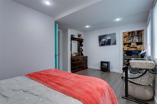 5419 27 Avenue, Vernon, BC - Indoor Photo Showing Bedroom